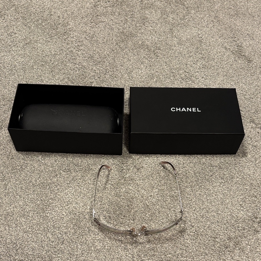 CHANEL Silver and Grey Gradient Aviator  Sunglasses - Picture 5 of 9